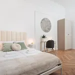 Spacious & Modern 6 Bedroom - Around The Main Market Square - By Upstairs