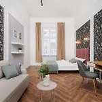 Spacious & Modern 6 Bedroom - Around The Main Market Square - By Upstairs Διαμέρισμα *