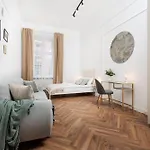 Διαμέρισμα Spacious & Modern 6 Bedroom - Around The Main Market Square - By Upstairs *