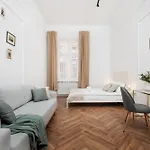 Διαμέρισμα Spacious & Modern 6 Bedroom - Around The Main Market Square - By Upstairs