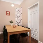 Διαμέρισμα Spacious & Modern 6 Bedroom - Around The Main Market Square - By Upstairs