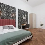 Spacious & Modern 6 Bedroom - Around The Main Market Square - By Upstairs Διαμέρισμα