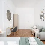 Spacious & Modern 6 Bedroom - Around The Main Market Square - By Upstairs Διαμέρισμα
