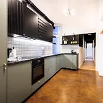 Διαμέρισμα Spacious & Modern 6 Bedroom - Around The Main Market Square - By Upstairs *