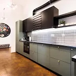 Spacious & Modern 6 Bedroom - Around The Main Market Square - By Upstairs *