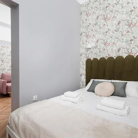 Spacious & Modern 6 Bedroom - Around The Main Market Square - By Upstairs Apartman