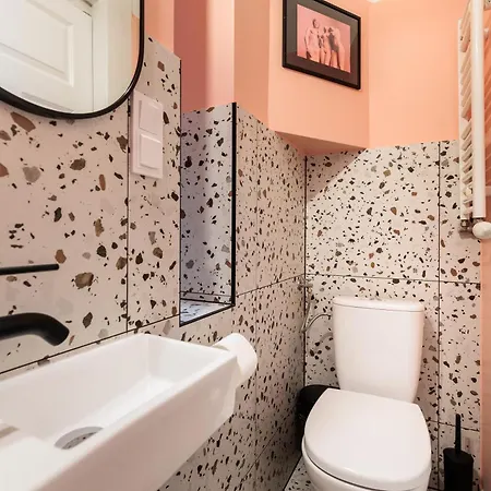 Spacious & Modern 6 Bedroom - Around The Main Market Square - By Upstairs