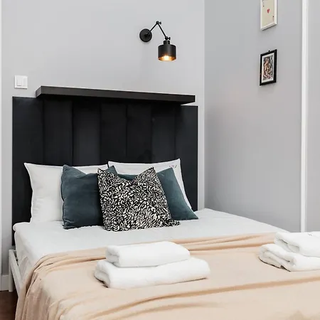 Spacious & Modern 6 Bedroom - Around The Main Market Square - By Upstairs Apartman Krakkó