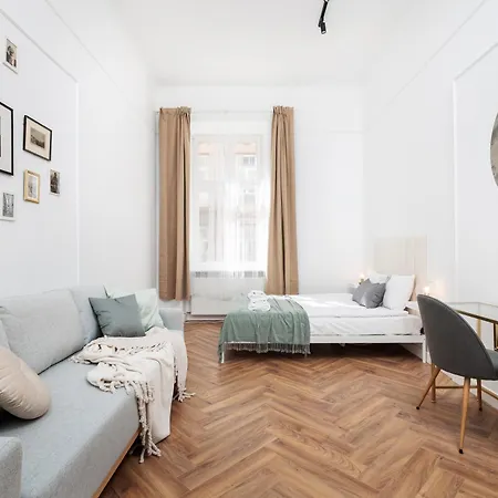 Spacious & Modern 6 Bedroom - Around The Main Market Square - By Upstairs Krasków