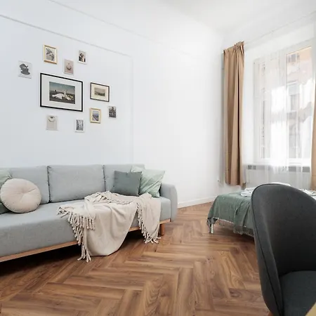 Διαμέρισμα Spacious & Modern 6 Bedroom - Around The Main Market Square - By Upstairs Krasków