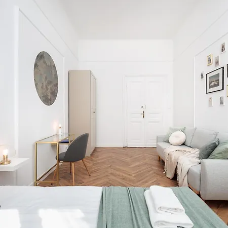 Spacious & Modern 6 Bedroom - Around The Main Market Square - By Upstairs Apartman