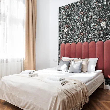 Spacious & Modern 6 Bedroom - Around The Main Market Square - By Upstairs Apartman