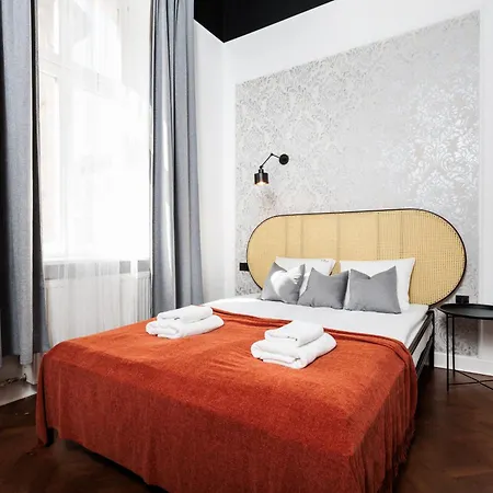 Spacious & Modern 6 Bedroom - Around The Main Market Square - By Upstairs *