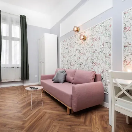 Апартаменты Spacious & Modern 6 Bedroom - Around The Main Market Square - By Upstairs
