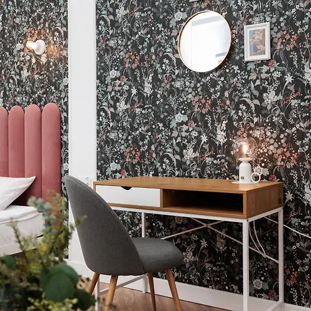 Spacious & Modern 6 Bedroom - Around The Main Market Square - By Upstairs