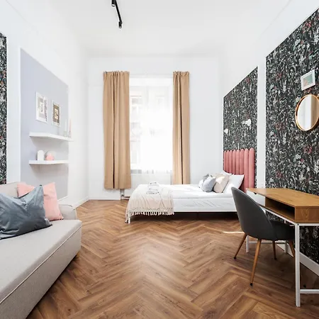 Spacious & Modern 6 Bedroom - Around The Main Market Square - By Upstairs Apartmán *