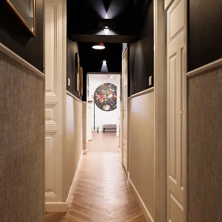 Spacious & Modern 6 Bedroom - Around The Main Market Square - By Upstairs *