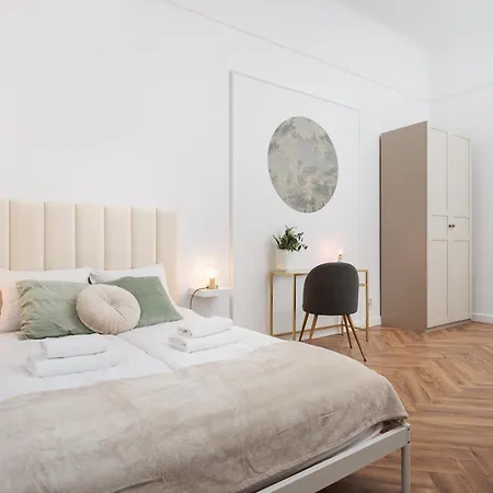 Spacious & Modern 6 Bedroom - Around The Main Market Square - By Upstairs