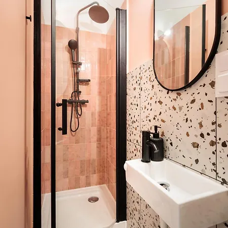 Spacious & Modern 6 Bedroom - Around The Main Market Square - By Upstairs Appartamento