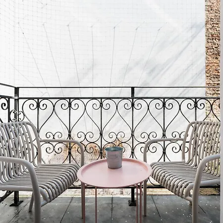 Spacious & Modern 6 Bedroom - Around The Main Market Square - By Upstairs