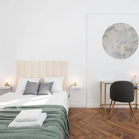 Spacious & Modern 6 Bedroom - Around The Main Market Square - By Upstairs