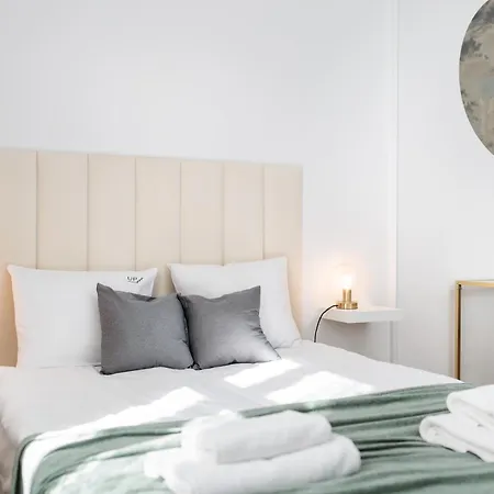 Spacious & Modern 6 Bedroom - Around The Main Market Square - By Upstairs