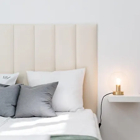 Spacious & Modern 6 Bedroom - Around The Main Market Square - By Upstairs