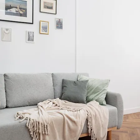 Spacious & Modern 6 Bedroom - Around The Main Market Square - By Upstairs *