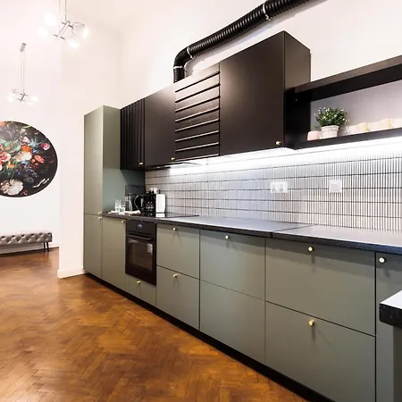 Spacious & Modern 6 Bedroom - Around The Main Market Square - By Upstairs *