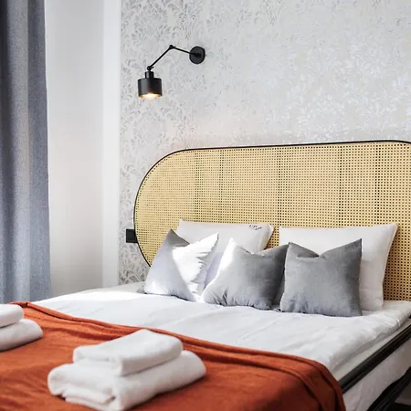 Spacious & Modern 6 Bedroom - Around The Main Market Square - By Upstairs Appartamento *