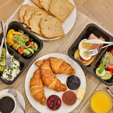 Spacious & Modern 6 Bedroom - Around The Main Market Square - By Upstairs Appartamento *