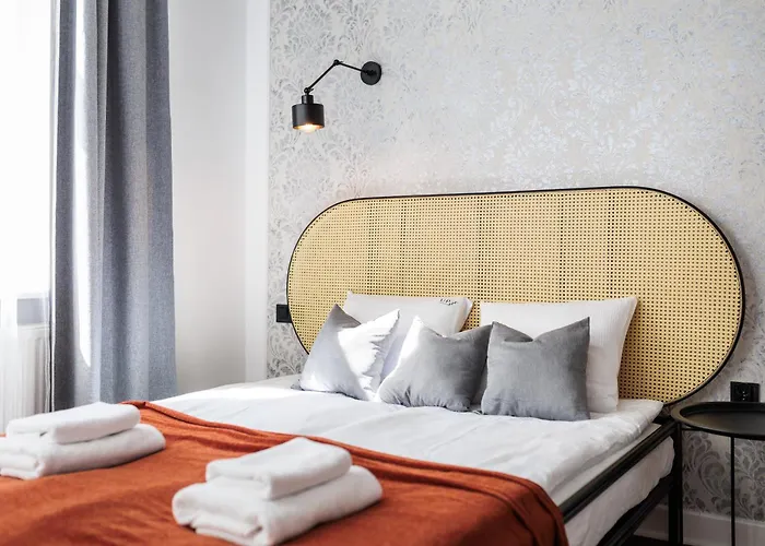 Spacious & Modern 6 Bedroom - Around The Main Market Square - By Upstairs Apartment *