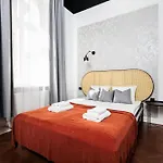 Spacious & Modern 6 Bedroom - Around The Main Market Square - By Upstairs *