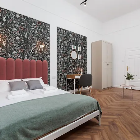 Spacious & Modern 6 Bedroom - Around The Main Market Square - By Upstairs Lägenhet