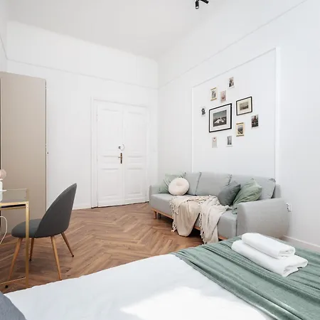 Spacious & Modern 6 Bedroom - Around The Main Market Square - By Upstairs Lägenhet